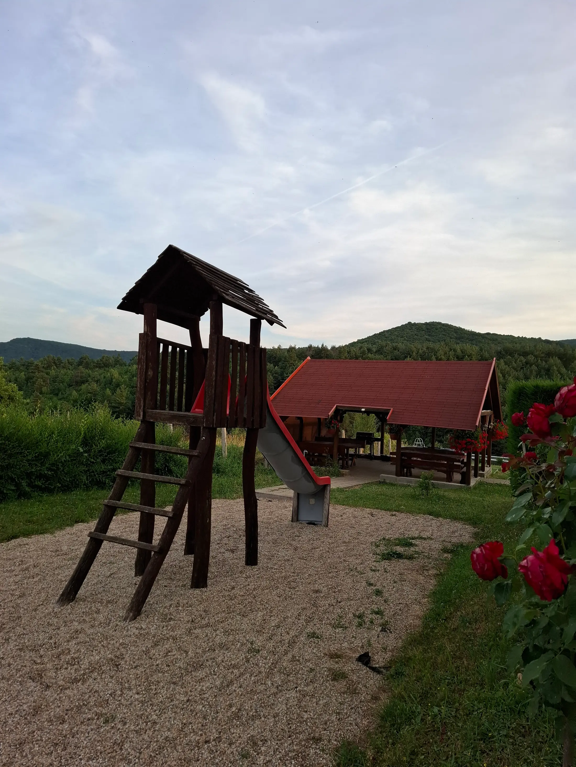 A játszótér melletti filagóriából könnyedén felügyelhetjük gyermekeinket