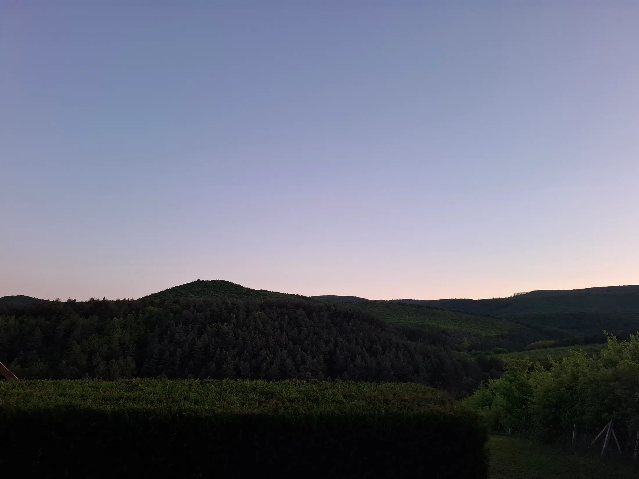 Hegyek sziluettje a naplemetében