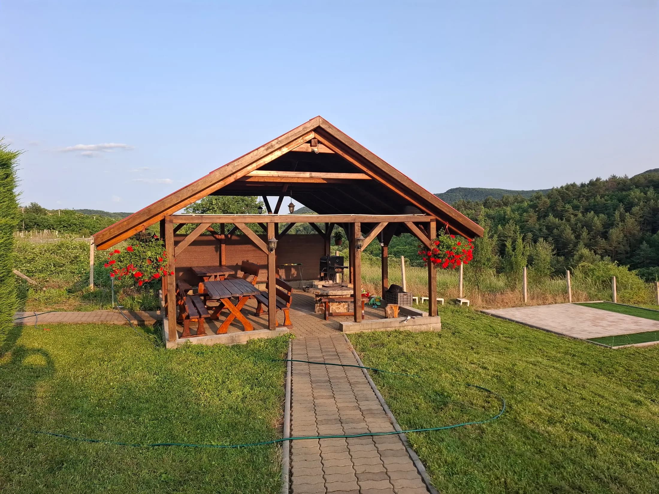 A kertben található filagória grill lehetőséggel